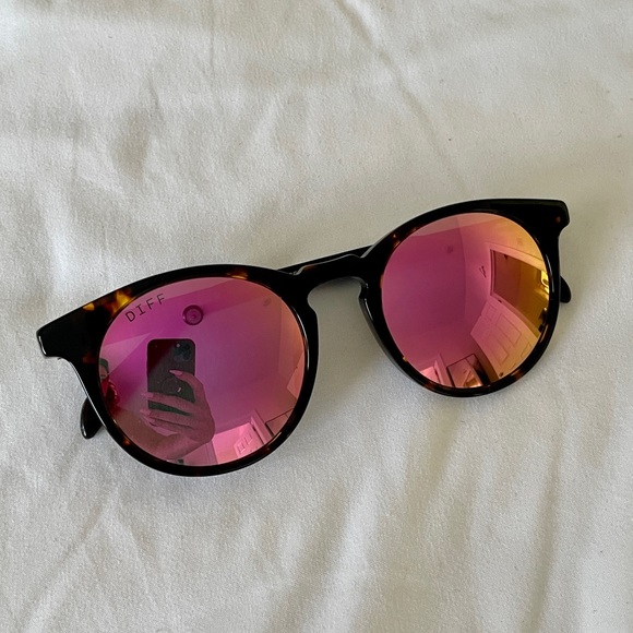 🕶 DIFF pink mirror sunglasses 🕶 - Picture 2 of 7